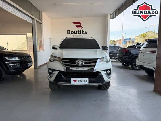 TOYOTA HILUX SW4 2.8 SRX DIAMOND 4X4 7 LUGARES 16V TURBO INTERCOOLER DIESEL 4P AUTOMÁTICO TOYOTA HILUX SW4 2.8 SRX DIAMOND 4X4 7 LUGARES 16V TURBO INTERCOOLER DIESEL 4P AUTOMÁTICO